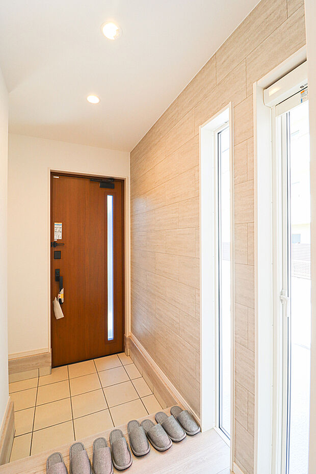 【【玄関】】ＦＩＸ窓で明るい玄関を演出してくれます！（写真撮影R7.4）