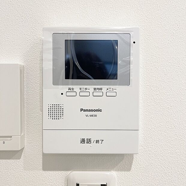 【ドリームタウンシリーズ共通設備】
【ＴＶモニタ付インターフォン】
◆来客者を確認できるＴＶモニタ付インターフォン。普段の生活時はもちろん、お子様のお留守番時にも安心ですね♪
