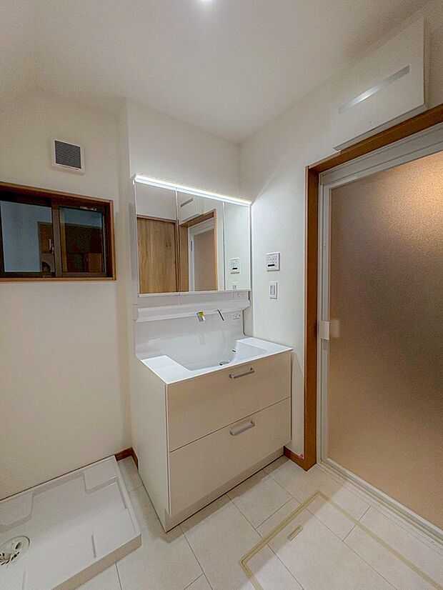 【洗面】ミラーキャビネット付/シャワー付(写真撮影:2025年10月)