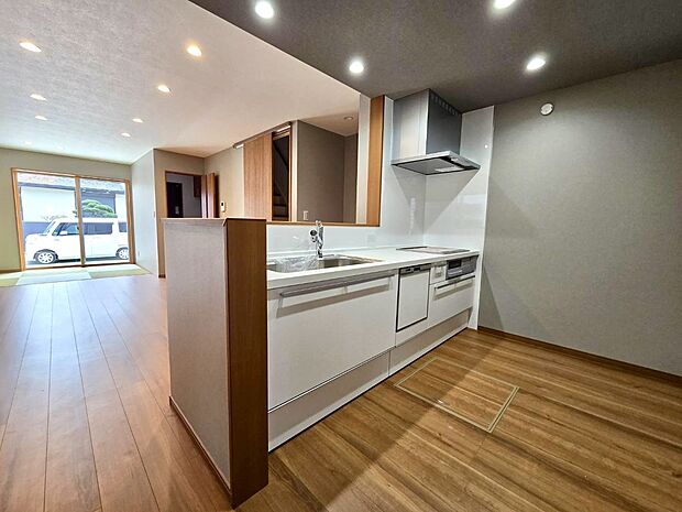 【【キッチン】】リビングが見渡せるカウンターキッチンです!家事をしながらご家族と一日の出来事を話したり!コミュニケーションが取りやすく、家族の存在を近くに感じます!