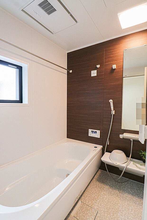 【【浴室】】1坪タイプの浴室です!大人の方でもゆったり足がのばせます!浴室暖房乾燥機付きで雨の日が多い梅雨の時期も安心です♪また、冬のヒートショック対策にも!(ドリームタウン仕様例)