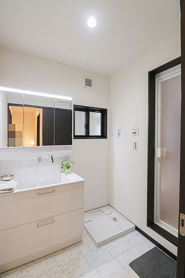 【【洗面】】使い勝手の良い鏡裏収納付3面鏡型の独立洗面化粧台!ご家族そろって身支度可能なゆとりの洗面スペースで、朝の身支度もスムーズに♪(ドリームタウン仕様例)