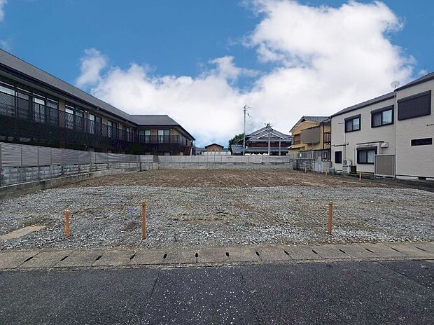 【【現地写真：撮影R8.6】更地になりました！】閑静な住宅街は静かで平和な環境の為、騒音が少なく安心して暮らせるためストレスなく生活できます♪
