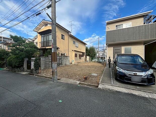 前道は車通り少なく、お子様が玄関から急に飛び出した際や、お家の前でお友達と遊んだりする際にも安心です。※電柱は移設予定です