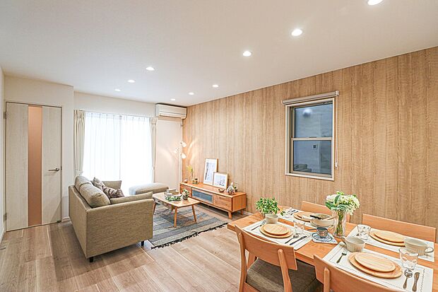 【ドリームタウンシリーズ施工例：リビング】様々なインテリアスタイルに合わせて家具を配置したモデルハウスへご案内いたします。