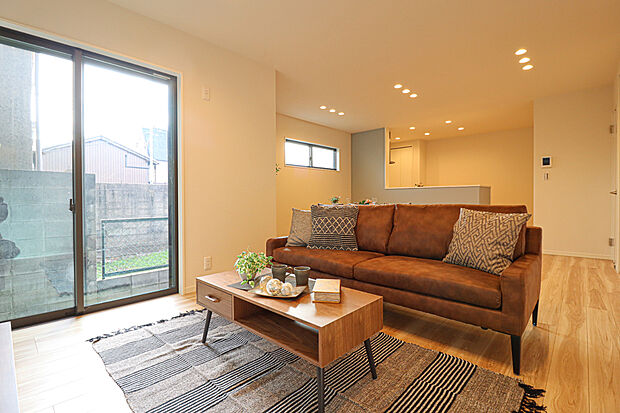 【ドリームタウンシリーズ施工例:リビング】様々なインテリアスタイルに合わせて家具を配置したモデルハウスへご案内いたします。