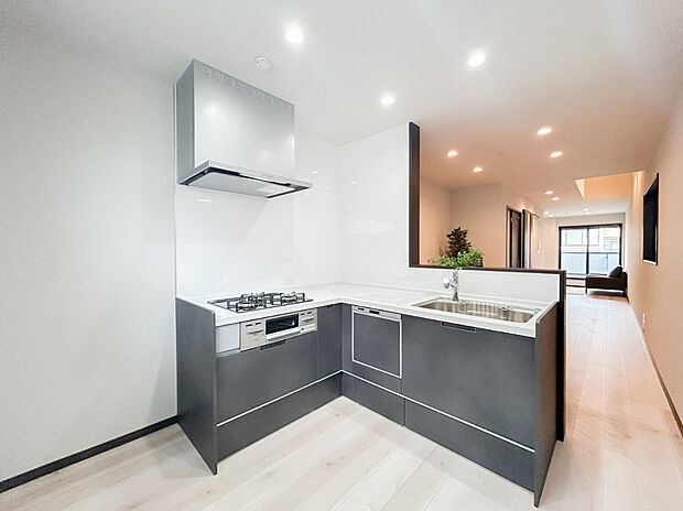 【【キッチン(2階)】】キッチン内での作業動線が短く、小回りの利くL字型キッチンを採用。作業スペースが広く取れるので複数人での調理が行いやすくなりますね♪