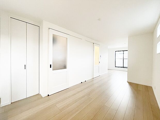 ここにはみんなが集い、食事と楽しい会話が始まる。話に夢中になりすぎて、ついつい時を忘れてしまう。そんな束の間の幸せを感じさせてくれる場所。