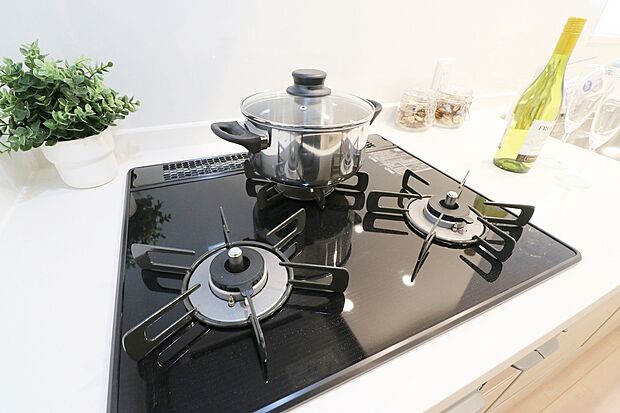 【【施工例:ホーロートップガスコンロ】】バーナー間隔が広いので、3口同時に使っても鍋振りも出来ます!グリル排気口をコンパクトにして、仮置き出来るスペースもご用意しております♪