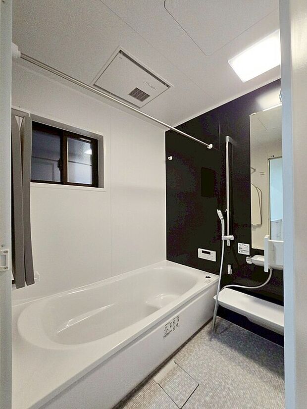 【浴室】浴室換気乾燥暖房機付きで、ジメジメした季節や雨の日には、浴室内干しも可能!