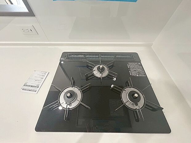 【【三口コンロ】】バーナー間隔が広いので、3口同時に使っても鍋振りも出来ます!グリル排気口をコンパクトにして、仮置き出来るスペースもご用意しております♪