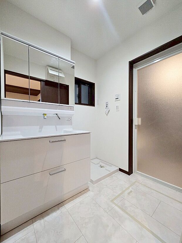 【洗面化粧台】ゆとりの洗面スペースで朝の身支度も快適スムーズに。3面鏡で髪のセットやお化粧もストレスなくこなせ、朝から気分良く通勤通学に向かえそうですね!鏡の裏にはたっぷりと収納スペースを標準装備!