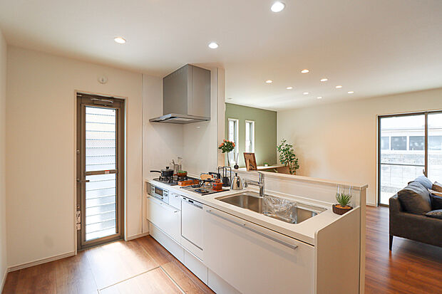 【【ドリームタウンシリーズ施工例:キッチン】】よく使うものほど取り出しやすいアシストポケットなど収納たっぷりなので調理器具や調味料も出し入れしやすくキッチンに立つ時間がもっと楽しい時間にかわります!食器洗浄乾燥機付き!後片付けをサポート!