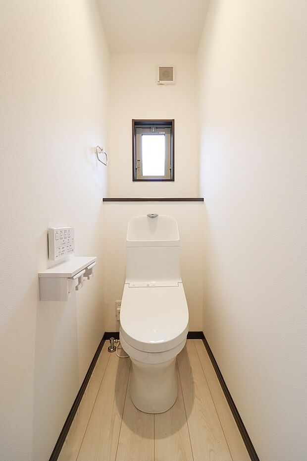 【【ドリームタウンシリーズ施工例：トイレ】】節水型でエコなトイレには、今では当たり前のウォシュレット付き。便座を温める機能もついていて、居心地良くてトイレから出られなくなるかも！