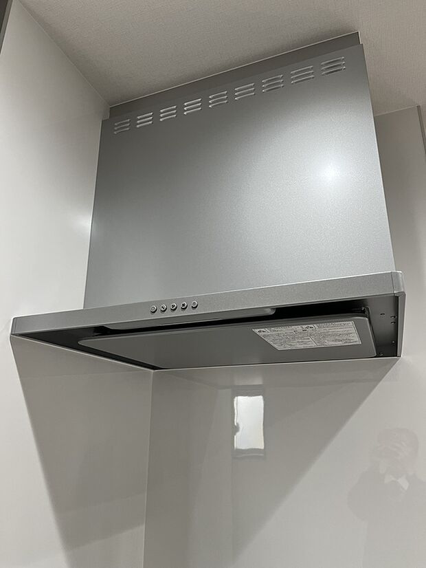 【【施工例:換気扇】】■コンロ上方がフードに覆われることで、調理の煙や臭い、油分を効率よく吸い込むことができます。