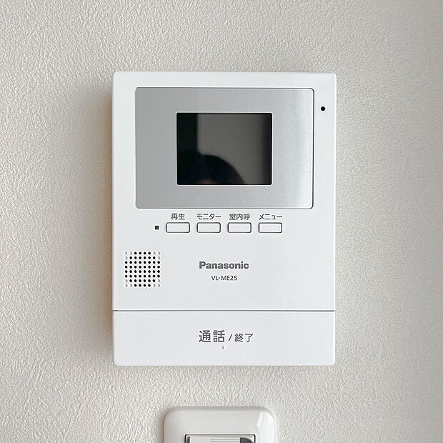 【【施工例：ＴＶモニター付インターフォン】】■来客者を確認出来るＴＶモニタ-付インターフォン。
普段の生活時はもちろん、お子様が一人でお留守番する際にも安心ですね！