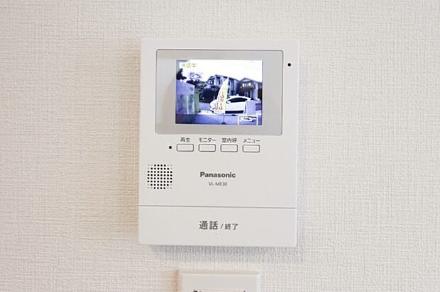 【【ドリームタウンシリーズ標準設備：モニター付きインターホン】】●〇ＴＶモニター付インターフォン●〇
■来客者を確認出来るＴＶモニタ-付インターフォン。
普段の生活時はもちろん、お子様が一人でお留守番する際にも安心ですね！