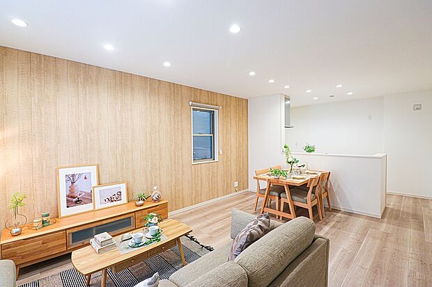 【【ドリームタウンシリーズ施工例：リビング】】大切なご家族が集まるからこそＬＤＫはこだわりたい！休日はおひさまの光をたっぷりと取りこめるリビングでゆったりと過ごしませんか？子供たちが元気に笑いながら走り回っても十分な広さの空間です。