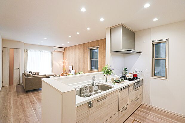 【【ドリームタウンシリーズ施工例：キッチン】】キッチンワークしながら大切な家族との会話を楽しむ。家族のコミュニケーションが生まれるキッチンです♪