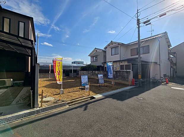 【現地前道】前道は車通り少なく、お子様が玄関から急に飛び出した際や、お家の前でお友達と遊んだりする際にも安心です。