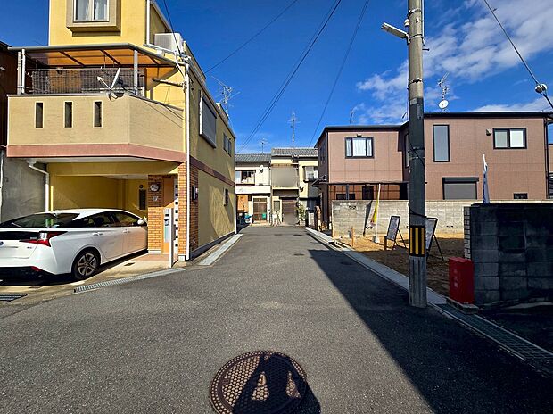 【現地前道】前道は車通り少なく、お子様が玄関から急に飛び出した際や、お家の前でお友達と遊んだりする際にも安心です。