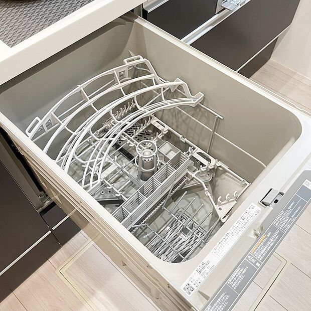 【【施工例:食器洗浄乾燥機】】■後片付けをサポート!食事後の家族のくつろぎタイムもゆっくりと過ごせます♪
■朝食準備や送り迎え…と忙しいママも大助かり!