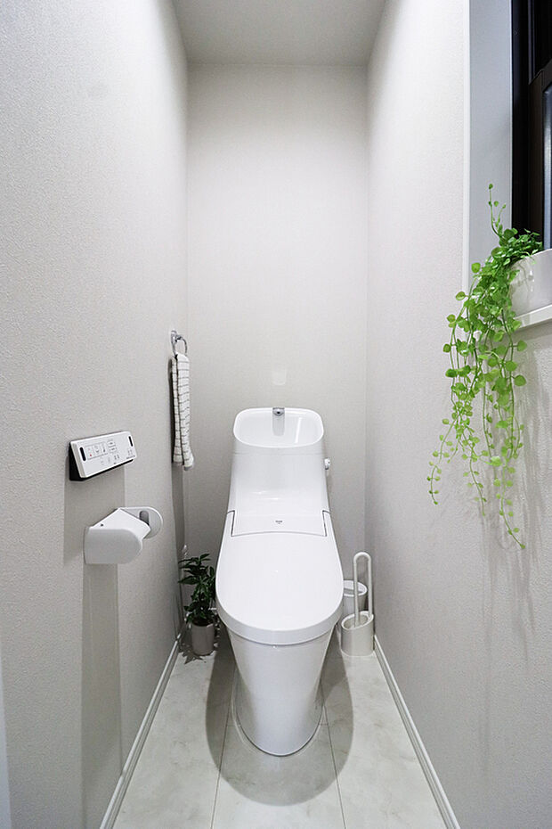 【【ドリームタウン共通仕様:ウォシュレット機能付きトイレ】】◆汚れをはじくクリーン樹脂素材と、フチなし形状で日々のお掃除もラクラク!
◆環境に優しい節水技術で、従来のタイプから約60%の大幅な節水を実現しました。