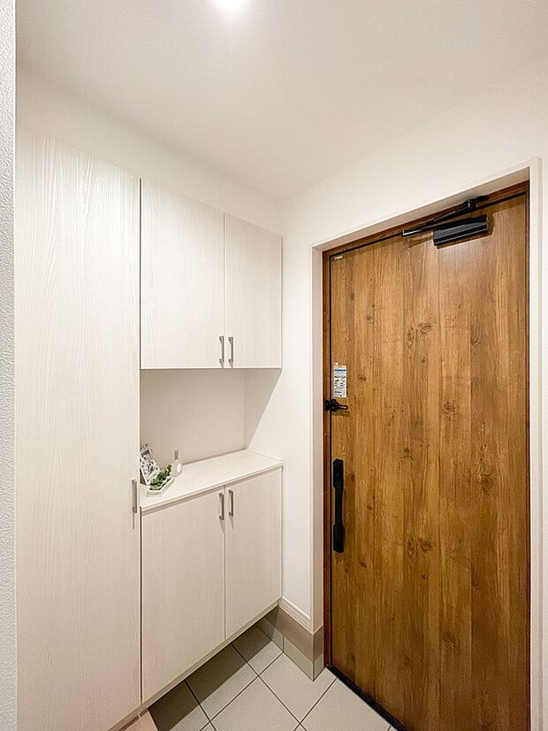 【【ドリームタウンシリーズ施工例:玄関】】シューズボックス付で玄関周りがスッキリ。気持ちよくご家族やお客様をお出迎え♪