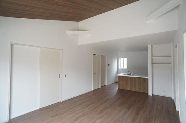 【広いLDK】勾配天井で開放的なＬＤＫ。