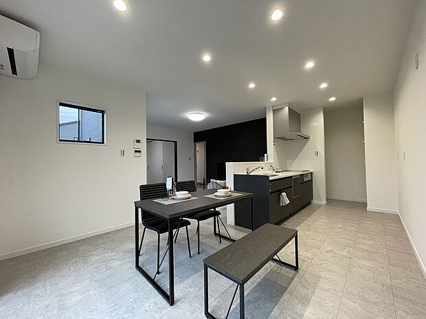 【【15号地】リビング・ダイニング・キッチン】ゆとりの空間18帖・天井高2500・ダウンライト・照明・電動シャッター・エアコン・パントリー・フロアタイル