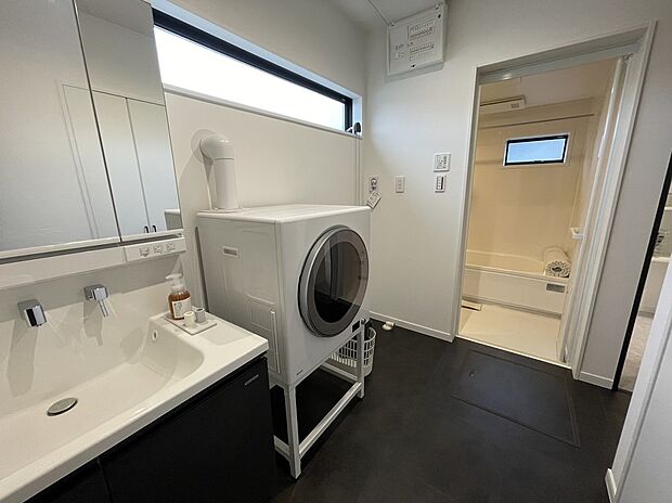 【【15号地】パウダールーム】シャワー付洗面化粧台、三面鏡・ガス乾燥機「乾太くん」