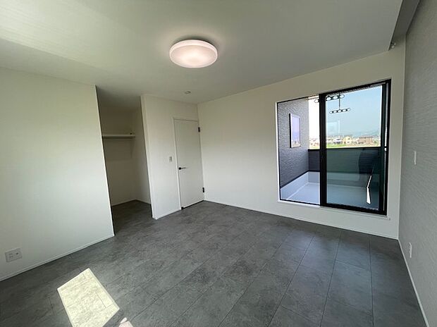 【【5号地】　主寝室】ゆとりの空間８帖・天井高２４００・照明・ウォークインクローゼット３．０帖