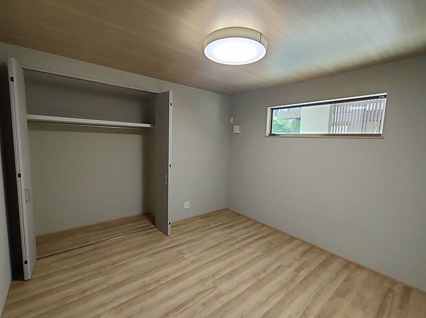 【主寝室】ゆとりの空間7.9帖・天井高2500・照明・クローゼット(固定棚・ハンガーパイプ)・フローリング