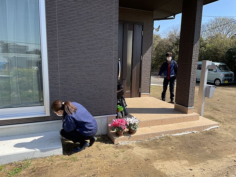 住み始め約3カ月・1年・2年・5年・10年・・・と定期点検を行います。5年・10年は、専門業者による床下点検もあります。