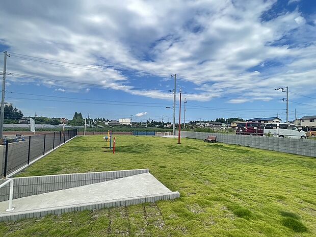 分譲地内には、お子様たちがのびのび遊べる公園付き