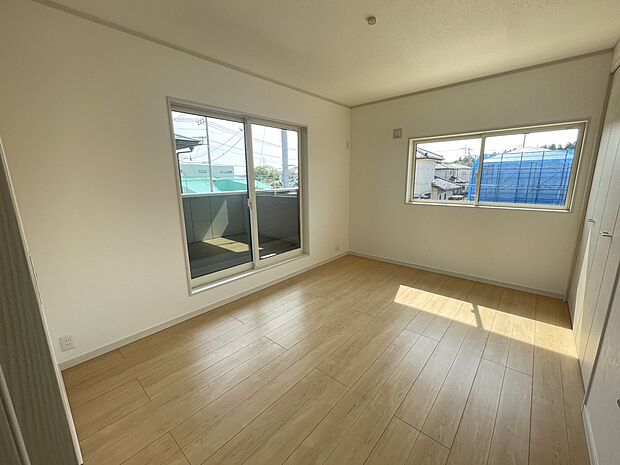 【バルコニー付洋室】バルコニーのついている洋室になります。バルコニーは多少の雨も防げます