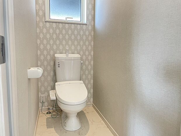 【2Fトイレ】2Fのトイレも広くなっております。また、ワンポイントのクロスが魅力的です。