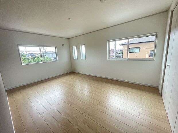 【2F洋室】各室2面大きな窓が明るさを演出、風通しも良好です