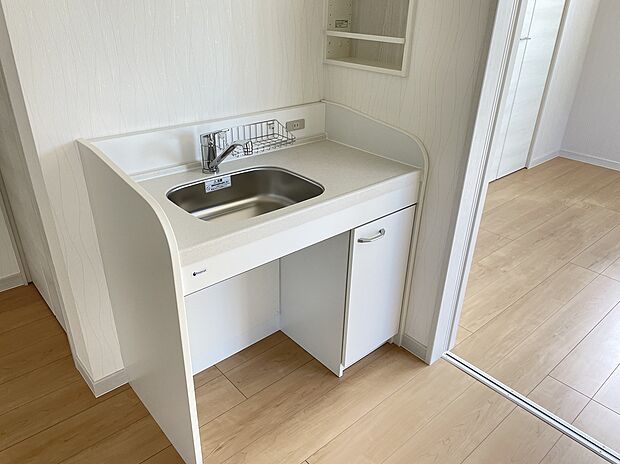 【2Fミニキッチン】２階トイレ前に小さいミニキッチンがあります。みんなが外出する準備を行なう朝の時間帯や夜中など2階にあるとなにかと便利です。