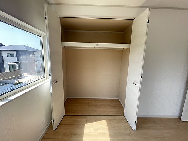 【2F各洋室収納】2F各洋室（4室）には広々とした収納があります。