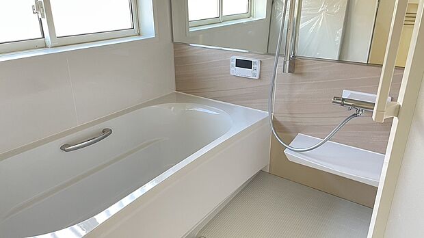 【浴室】広さは1坪で浴槽も広々としています。床は冬場でも冷たさを感じにくいものを使用しています。また、汚れが付きづらく落ちやすいのでお手入れも簡単です。
