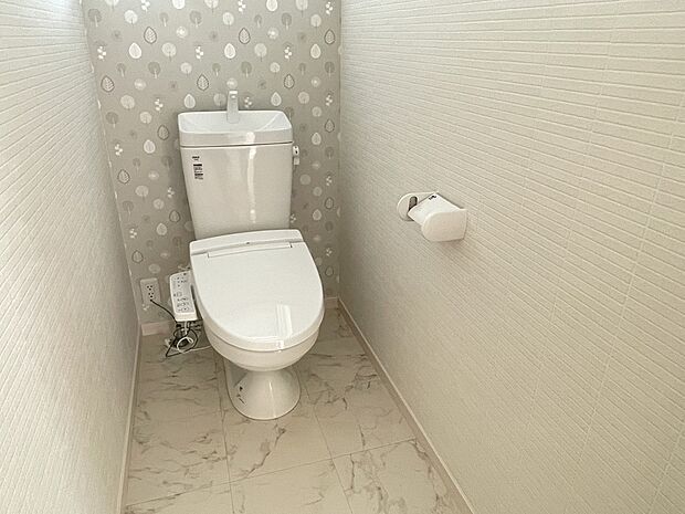 【2Fトイレ】2Fのトイレも広くなっております。また、ワンポイントのクロスが魅力的です。