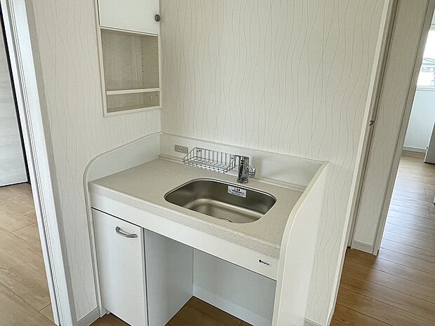 【2階洗面台・洗面所】２階トイレ前に小さい洗面台があります。みんなが外出する準備を行なう朝の時間帯や夜中など2階にあるとなにかと便利です。