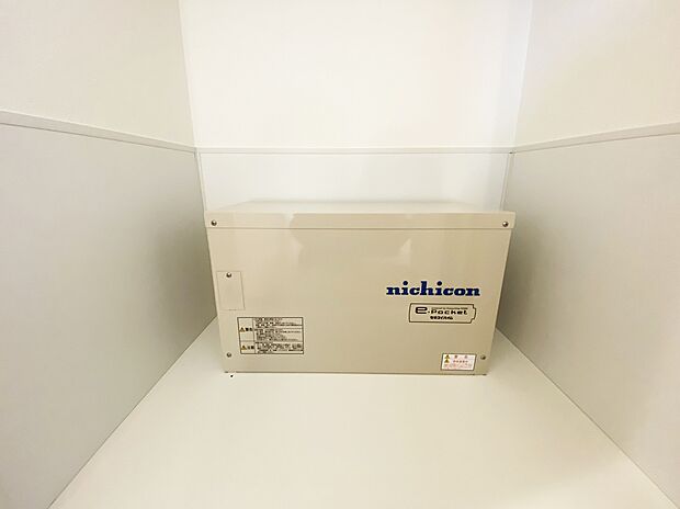 【 蓄電池】太陽光発電システムで創った電力を貯めて使う
ことができます。停電時や災害時に、最低限の
生活を確保することができます。