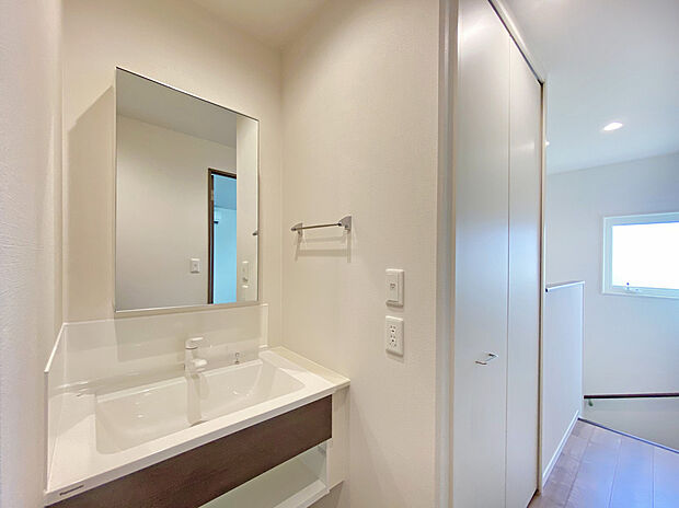 【2階水まわり】洗面台が各階にあるので身支度渋滞が起きにくく便利です。(2024年7月撮影)