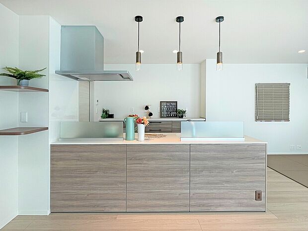 【キッチン】木目柄の対面キッチン。(2025年3月撮影)