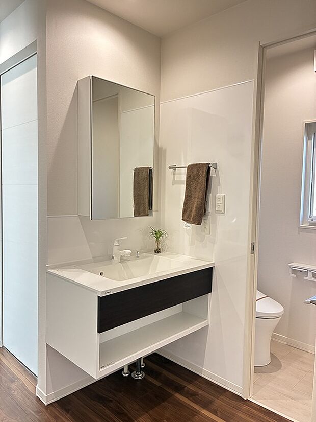 【2階洗面台】2階にも独立洗面、トイレを設けています。身支度に忙しい朝も混雑回避ができます。
室内（2026年2月）撮影