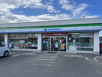 ファミリーマート　JAいな竜東店 570m(徒歩8分)