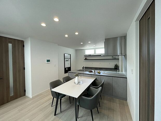 対面式キッチンはリビング・ダイニングを見渡せる設計。調理中もご家族との会話を楽しみながら、その様子を見守れる安心の住空間です♪