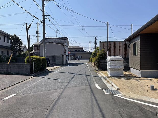 分譲地入口 南向き
車の出入りもスムーズで安心。分譲地へのアクセスもしやすく、来客時も便利な立地です。